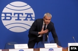 Костадин Костадинов отмени пресконференцията в БТА, след като не беше удовлетворено искането му журналистка на "Дневник" да бъде изгонена.