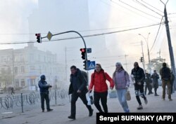 Местни жители бягат след атака с дрон в Киев на 17 октомври 2022 г.