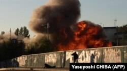 Мъж пада на земята след атака с дрон в Киев на 17 октомври 2022 г.