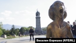 Миниатюрата на Неделчо Костадинов "Викът на украинската майка" на фона на Паметника на съветската армия в София