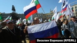 Симпатизантите на "Възраждане" често издигат руски знамена