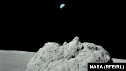 Лунен камък, зад който се вижда Земята