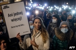 Жена държи плакат с надпис "Нито една повече" на протест във Варшава на 6 ноември