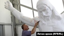 Скулпторът Красимир Ломски в процеса на изработка на фигурата на Исус Христос.