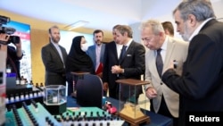 Генералният директор на Международната агенция за атомна енергия (МААЕ) Рафаел Гроси посещава изложба за ядрените постижения на Иран в Техеран, 17 април 2025 г.