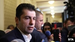 Кирил Петков говори пред медиите след срещата си с парламентарната група на БСП в четвъртък.