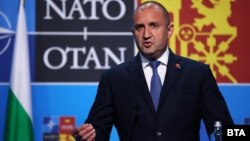 Президентът Румен Радев по време на брифинга си в четвъртък в Мадрид.