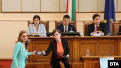 Теодора Генчовска, министър на външните работи в оставка, и Екатерина Захариева от ГЕРБ (вляво)