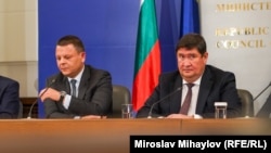 Служебният вицепремиер по икономическата политика Христо Алексиев и изпълнителният директор на "Лукойл Нефтохим Бургас" Илшат Шарафутдинов съобщиха за изхода от преговорите на пресконференция в понеделник. 