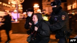 Полицаи задържат антивоенна демонстратка в Москва