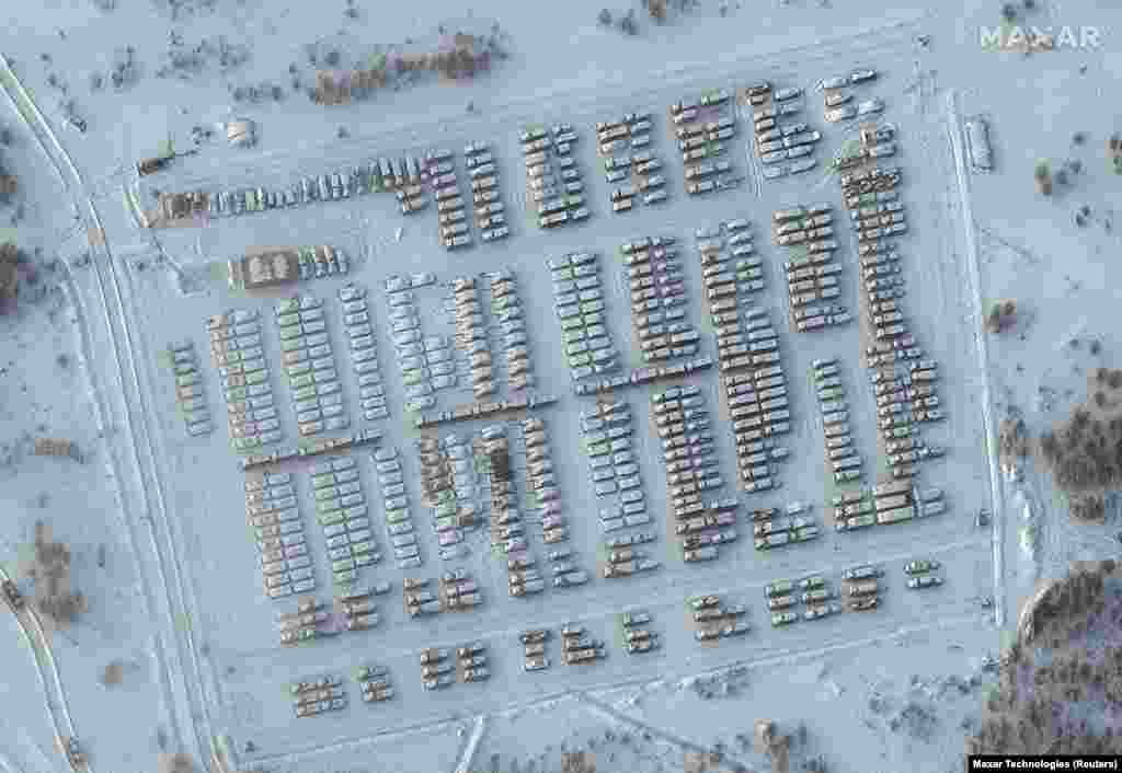 Сателитна снимка показва руска военна техника, разположена в Елня, Русия на 19 януари. Елня се намира в северозападната област Смоленск, на 120 км. от границата с Беларус и на 260 км. от тази с Украйна.