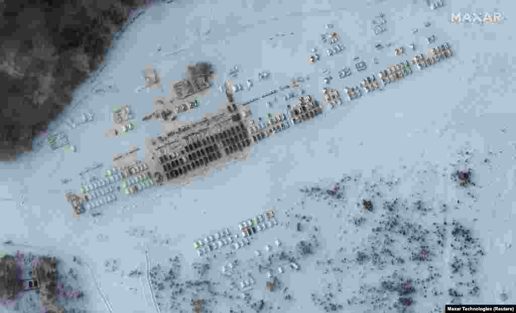 Полеви лагери на руските войници в Елня, заснети на 19 януари. В същия ден, в който е направена снимката, американският президент Джо Байдън предизвика критики по свой адрес. Това се случи заради опита му да отличи потенциално &quot;дребно проникване&quot; на руски сили в Украйна от пълномащабна инвазия.&nbsp;