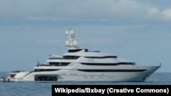 Яхтата Аморе веро по-рано се е наричала "Света княгиня Олга", но е била преименувана след развода с Олга Сечина, пише Радио Свобода.