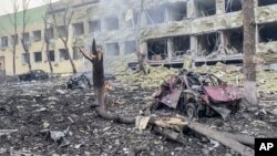 Останките от бомбардираната детска болница в Мариупол