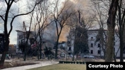 Театърът в Мариупол след бомбената атака.