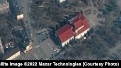 На сателитна снимка на театъра от 14 март ясно се вижда думата "дети" (деца), изписана с големи букви пред и зад сградата.