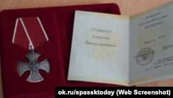 Родителите на войника Алексей Пушило, служил в 64-а бригада и загинал в Украйна, са получили ордена за кураж от негово име.