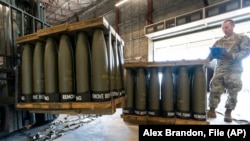 Американски сержант проверява палети със снаряди 155 мм, 29 април 2022 г. По-късно такива снаряди са доставени на Украйна.