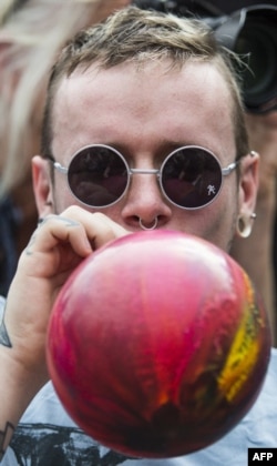 Мъж вдишва райски газ. Снимката е правена в Лондон през 2015 г.