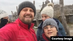 Влад Буряк с баща си и сестра си