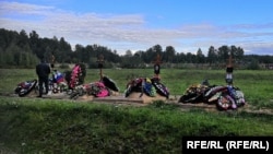 Току що изкопаните гробове на петима мъже, които изглежда са загинали в битките в Украйна. Гробището Петергоф, Санкт Петербург.