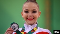 Стилияна Николова позира със сребърния си медал на бухалки на Световното първенство в София, 15 септември 2022 г.