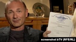 Стопкадър от интервюто по бТВ, когато Росен Христов показва документите.