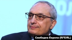 "Късметът няма нищо общо с политиката. Останалите не позволяват на собствения ви късмет да се прояви", пише Иван Костов в книгата си
