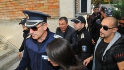 Кметът на Несебър влиза в сградата на местния Общински съвет