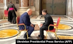 Доналд Тръмп (вляво) и Володимир Зеленски във Ватикана, 26 април 2025 г.