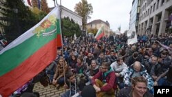 Младежи, обявили гражданско неподчинение, са насядали на жълтите павета в началото на бул. "Цар Освободител" в знак на протест срещу полицейското насилие, ноември 2013 г.