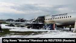 Пътническият Аерофлот Сухой Суперджет 100 след извънредно кацане в Москва, 5 май, 2019. Две смъртоносни катастрофи и дълготрайна липса на резервни части водят до слаб интерес към превозното средство в Русия и на международно ниво.