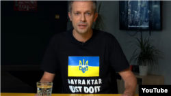 Андриус Тапинас по време на свое предаване, в което призовава литовските граждани да дарят средства за закупуване на дрон "Байрактар" за Украйна, 28 май.