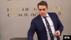 Асен Василев ще даде повече информация за разкритията си по-късно в сряда. 