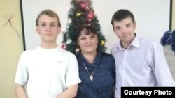 Антон, сниман на Нова година със свой приятел и с преподавателка.