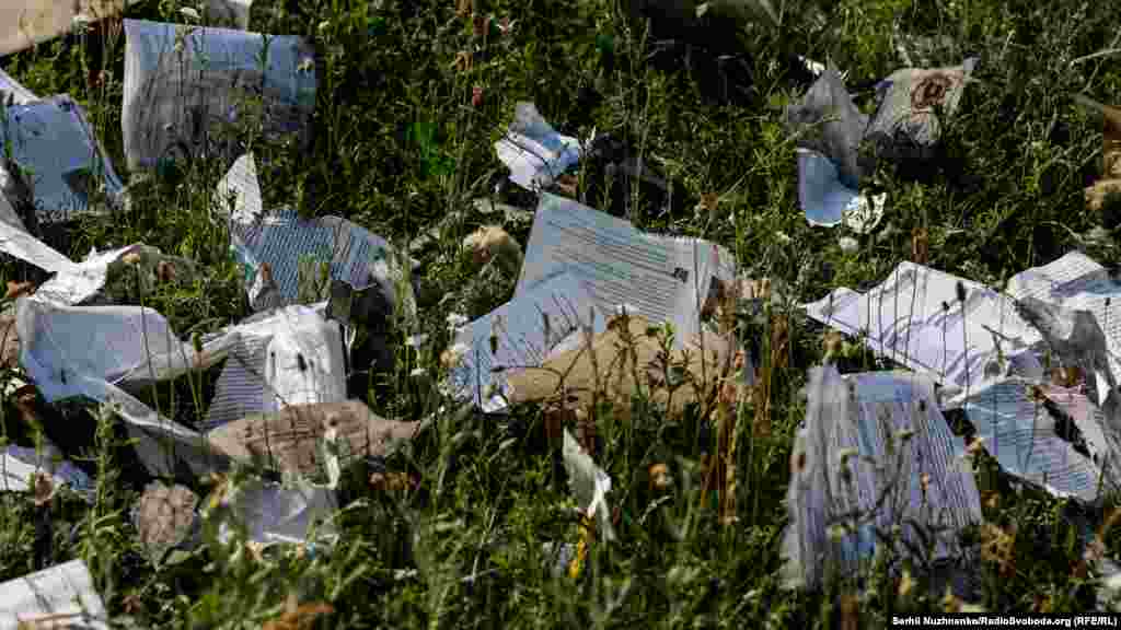 Разкъсани страници от учебни помагала са разпилени в двора на училището.