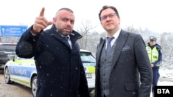 Вътрешният министър Даниел Митов (вдясно) се запознава с проблемен участък от пътя Варна - Добрич. Вляво е шефът на местната полиция Андрей Ангелов, 7 април 2025 г.