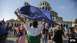 Демонстрацията в подкрепа на правителството се проведе пространството между храм-паметника “Св. Александър Невски” и Народното събрание.