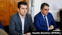 Кирил Петков (вляво) и Асен Василев, лидери на „Продължаваме промяната“. Снимката е архивна.