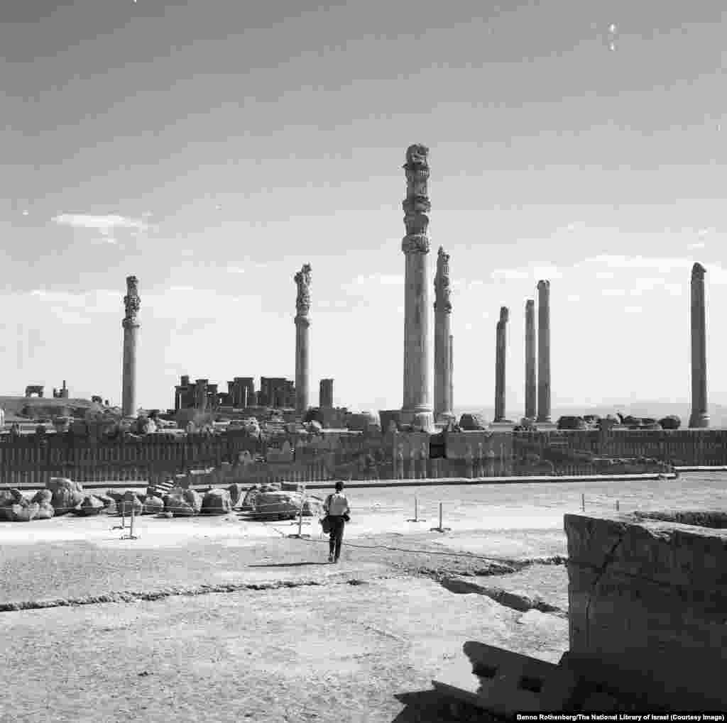 Снимка, направена от израелския фотограф Бено Ротенберг през 1968 г. на колега, приближаващ се до руините на Персеполис. Това е древната столица на Персийската империя.