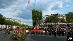 Военни самолети прелитат над булевард „Шанз-Елизе“ по време на церемониите по повод 80-ата годишнина от края на Втората световна война в Европа, четвъртък, 8 май 2025 г., Париж. 