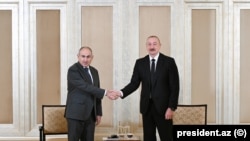 Премиерът на Армения Никол Пашинян и президентът на Азербайджан Илхам Алиев по време на срещата им на 10 юли