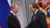 Владимир Путин връчва орден на Сергей Ролдугин през 2016 г.