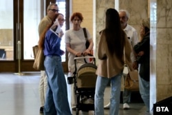 Съпругата на задържания варненски кмет Камелия Коцева (в средата) дойде в съдебната зала с 2-месечното им бебе, но беше помолена от съда да изведе детето, защото в съдебната зала не е позволено присъствието на непълнолетни, 17 юли 2025 г.