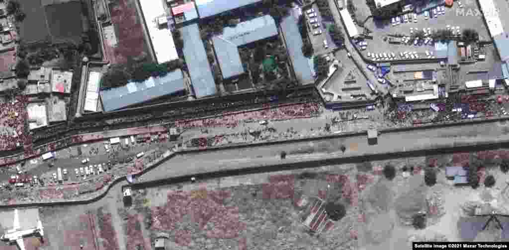 Големи тълпи се събират от източната страна на летището в Кабул.