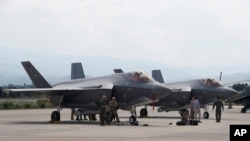 Американски изтребители F-35 във военна база в Скопие, Северна Македония, през юни 2022 г.