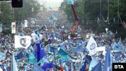 Големият син митинг на Орлов мост, когато за пръв и последен път се събраха на едно място над един милион души. Цялото "Цариградско шосе" до хотел "Плиска" беше плътно заето от хора, дошли на предизборен митинг на опозицията (СДС). Хората пееха песента на "Щурците" "Аз не съм комунист" и скандираха "45 години стигат".