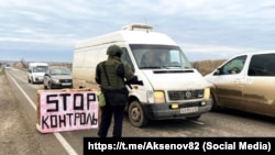 Участници от поделение „БАРС-Крим“ блокират обществения транспорт по време на учения в Крим, 25 януари 2025 г.