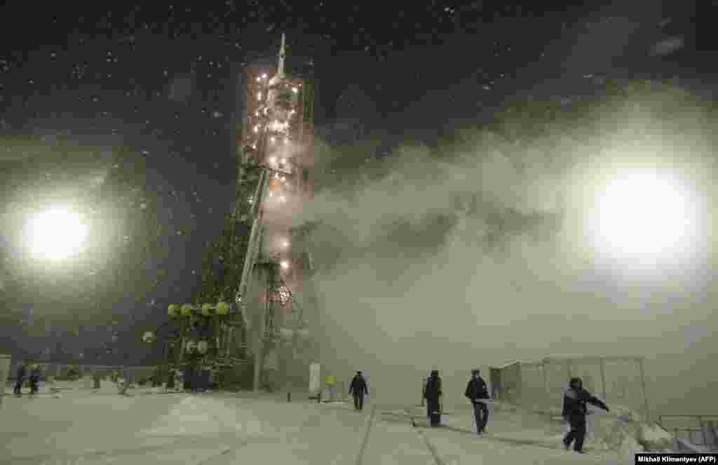 Ракета &quot;Союз&quot;, която ще отведе американския астронавт Дан Бърбанк до Международната космическа станция (МКС), е готова за изстрелване в мразовита сутрин през ноември 2011 г. Тъй като американската програма за космически совалки беше прекратена през 2011 г., САЩ плащат на Русия десетки милиони долари за изстрелването на всеки един астронавт до МКС.