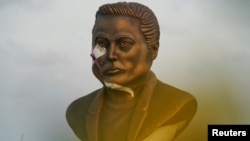 Бюстът на Илон Мъск близо до Starbase, където се намира централата на космическата компания на милиардера SpaceX, беше вандализиран. Това се случва на фона на ескалацията на враждата между президента на САЩ Доналд Тръмп и Мъск. 5 юни, Браунсвил, Тексас, САЩ.